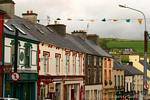 Häusern gesäumt Main Street, Dingle, Irland.