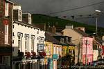Licht Sturm auf der Main Street, Dingle, Irland.