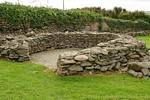 Ruinen der alten Klosteranlage von Reask, Ballyferriter, Dingle, Irland.