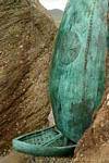 Close-up auf dem Boot von der Gedenkstätte Statue von Brandon Creek, Dingle, Irland.