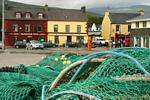 Nets vor der Marina Inn, Dingle, Irland.