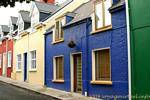 Farbige Häuser auf einer Straße in Dingle, Irland.