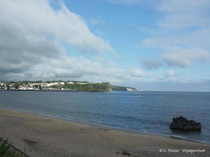 Entlang des Strandes zu Ballycastle, County Antrim - Nord-Irland