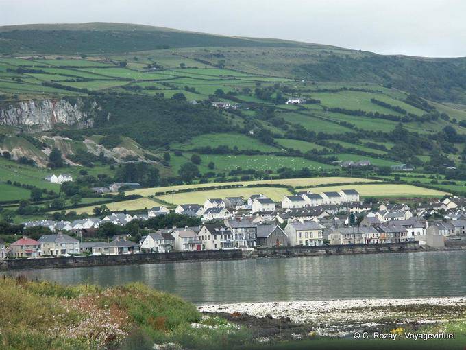 Blick auf Carnlough, Antrim Coast - Nord-Irland