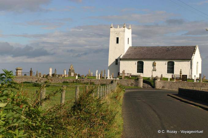 Kirchturm in lustig Ballinton Harbour, Antrim Coast - Nord-Irland