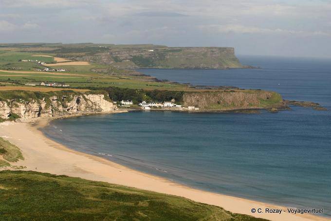 Blick auf das Dorf von Port Braddan, White Bay, Antrim Coast - Nord-Irland