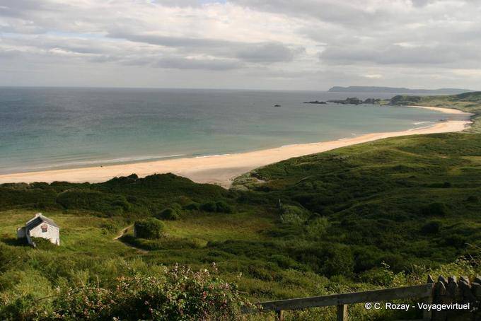 Strand, Meer und Wolken, White Bay, Antrim Coast - Nord-Irland