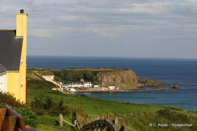 Eingebettet zwischen den Klippen Hafen Braddan, Antrim Coast - Nord-Irland