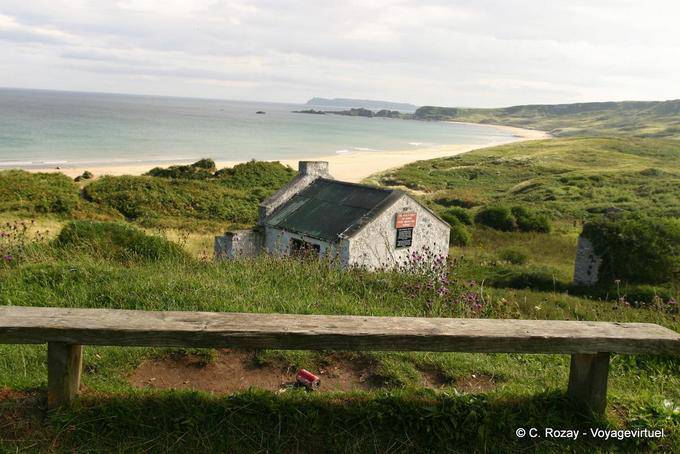 Bench und altes Haus, White Park Bay - Nord-Irland