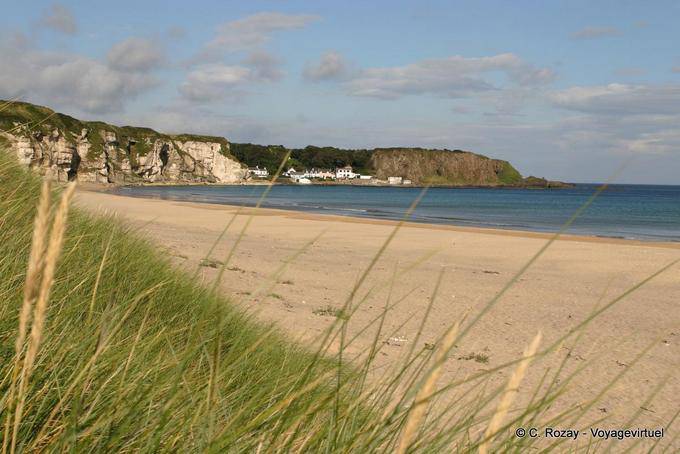 Hafen Braddan vom Strand White Park Bay gesehen - Nord-Irland