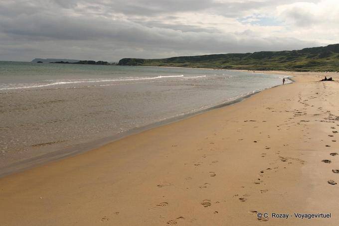 Solitary Walker am Strand, White Park Bay - Nord-Irland