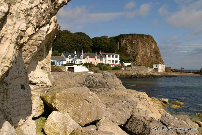 Häuser zwischen den Klippen von Port Braddan, White Park Bay - Nord-Irland