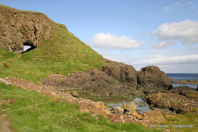 Das Loch in der Felswand, in der Nähe von Port-Braddan, White Park Bay - Nord-Irland