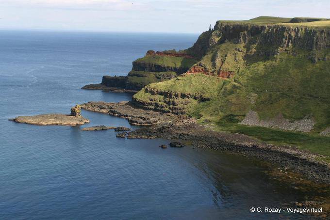 Cliffs mit Vegetation, Giants Causeway abgedeckt - Nord-Irland