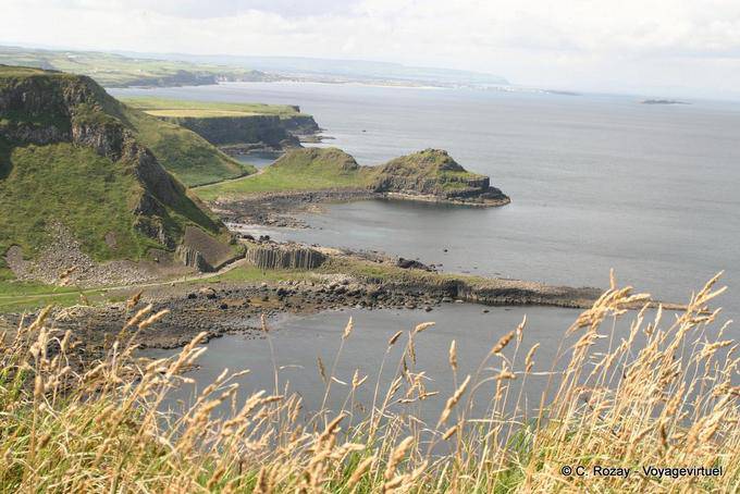 Blick von den Klippen im Süden, Giants Causeway - Nord-Irland