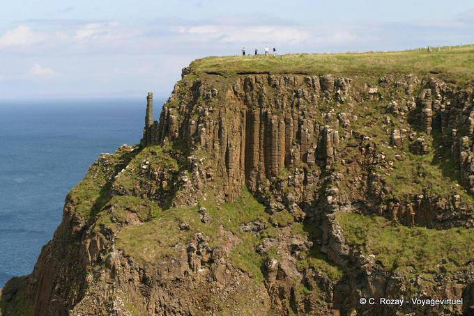 Basaltsäulen auf den Höhen des Antrim Plateaus, Giants Causeway - Nord-Irland