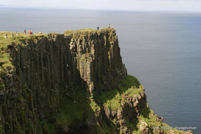 Wanderer am Rande des Antrim Plateaus, Giants Causeway - Nord-Irland