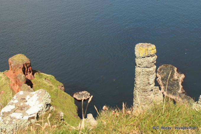 Säule errichtet in Klippe, Giants Causeway - Nord-Irland