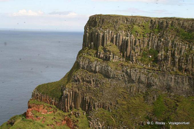 Eine andere Ansicht der Basaltlava Stapel auf dem Antrim Plateau, Giants Causeway - Nord-Irland