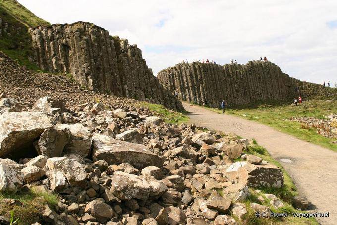 Auf dem Weg zum gebrochenen Lava Gesicht, Giants Causeway - Nord-Irland