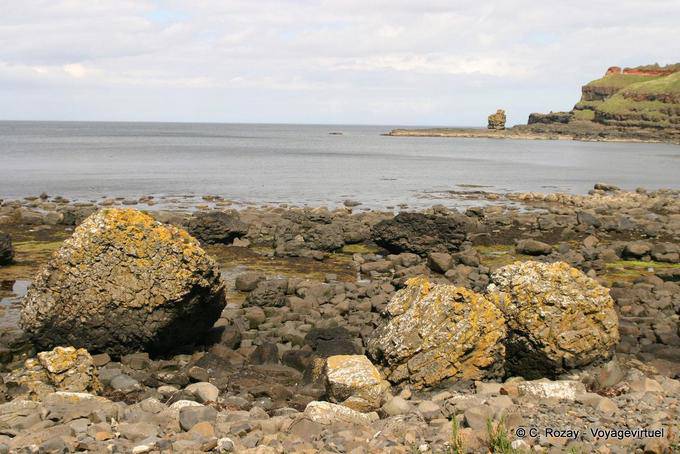Haufen von Felsen am Ufer, Giants Causeway - Nord-Irland