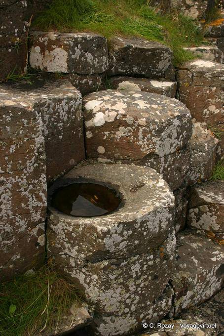 Spalte bleibt mit Wasser gefüllt, Giants Causeway - Nord-Irland
