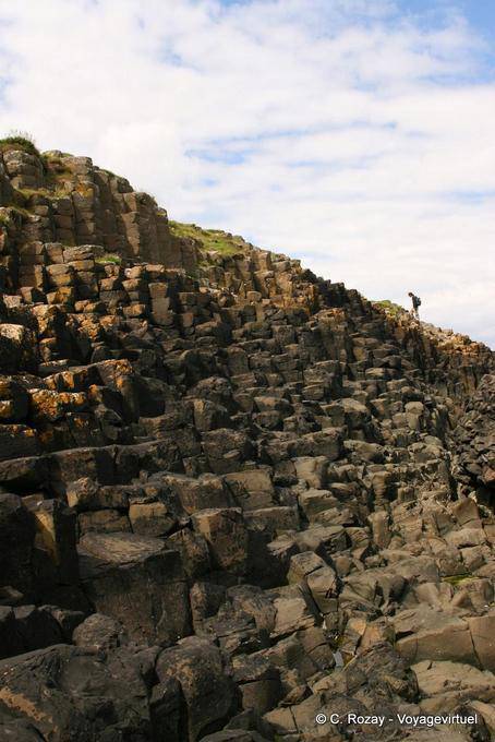 Klettern Sie auf den Basalt Schritte, Giants Causeway - Nord-Irland