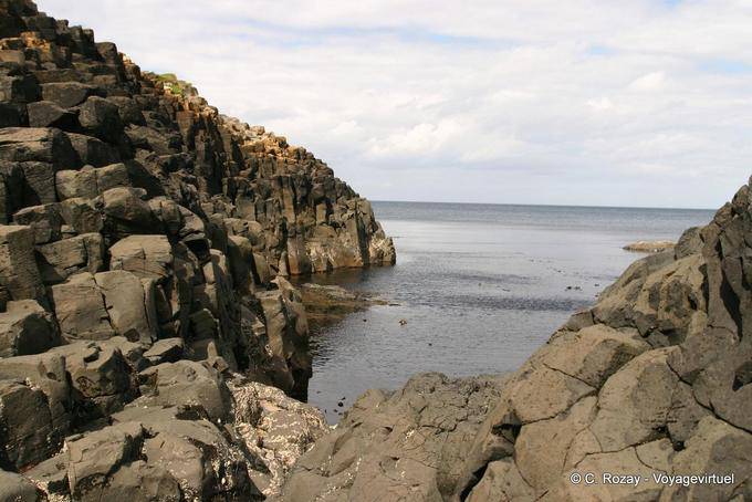 Lava Spalten in den Ozean, Giants Causeway gebadet - Nord-Irland