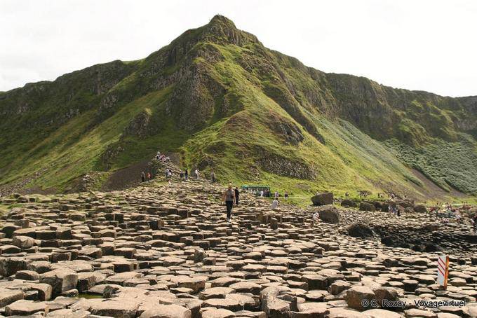 Zu Fuß auf dem Bürgersteig der Straße, Giants Causeway - Nord-Irland