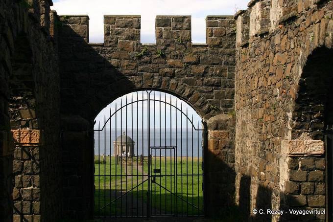 Downhill Burgtor und die Wand, vor der Mussenden Temple - Nord-Irland