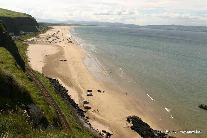 Große Aussicht auf den Strand von der Seacoast Road to Downhill, Portrush - Nord-Irland