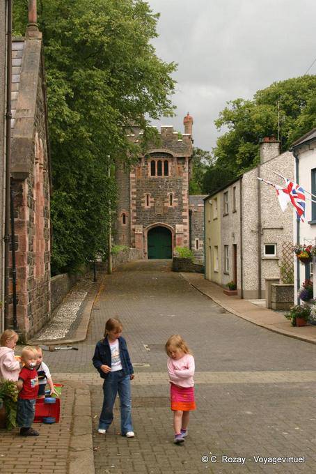 Kinder auf der Straße von Glenarm Castle - Nord-Irland