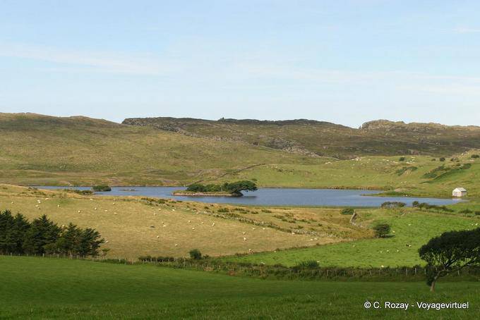 Crannog in der Mitte des Lough na Cranagh, Fair Head - Nord-Irland
