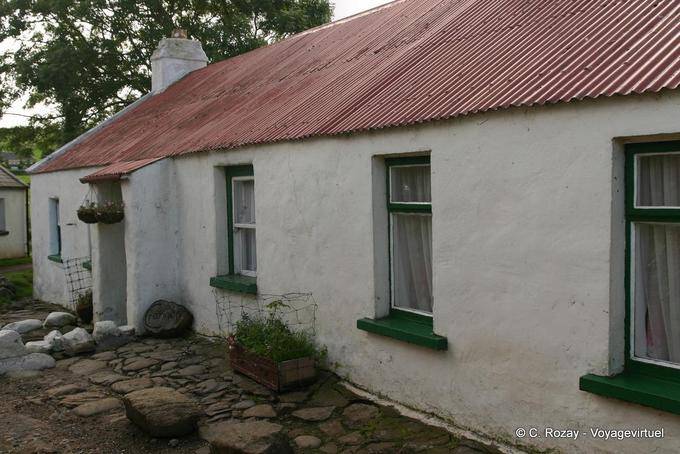 Typische niedrige Haus mit Blechdach, in der Nähe von Fairhead - Nord-Irland