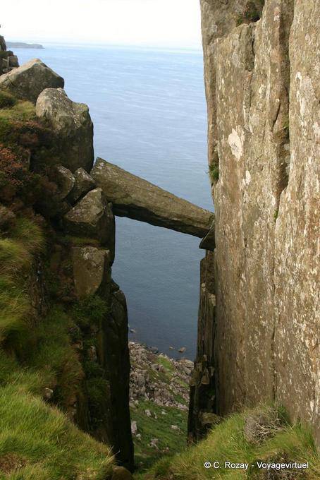Gleichen Sie gebrochene Säule in den Riss des Felsens, Fairhead - Nord-Irland