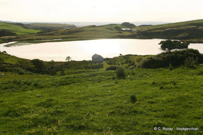 Lough na Cranagh voller Sonnenschein an der Spitze der Fair Head - Nord-Irland
