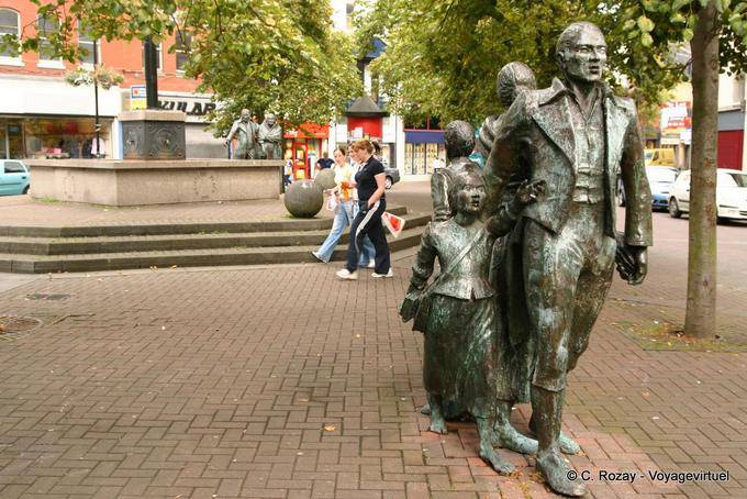 Statuen Auswanderung aus Irland über den Hafen von Derry, Waterloo Place, Derry - Nord-Irland