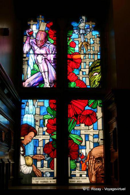 Buntglas close-up in der Guildhall, Derry - Nord-Irland