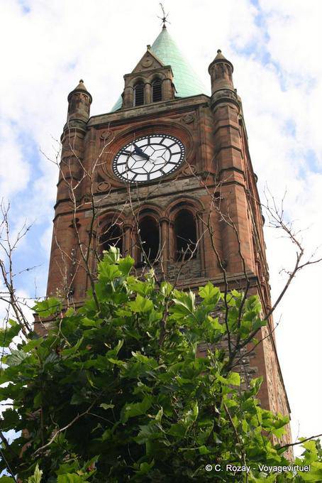 Der obere Teil des Clock Tower der Guildhall Derry - Nord-Irland