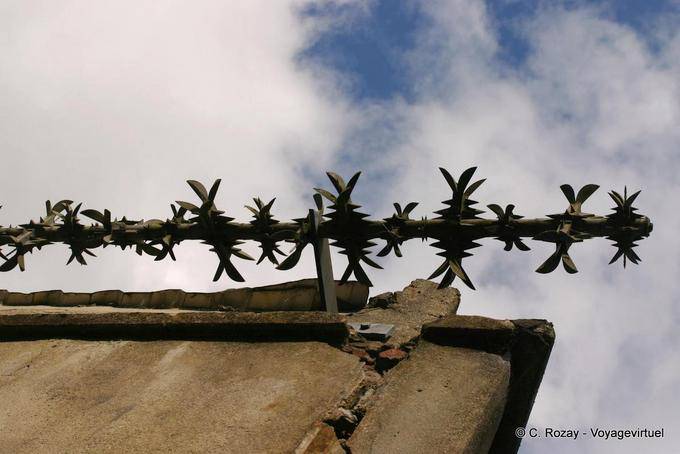 Schutz Stacheldraht über eine Mauer zu Palace Street, Derry - Nord-Irland