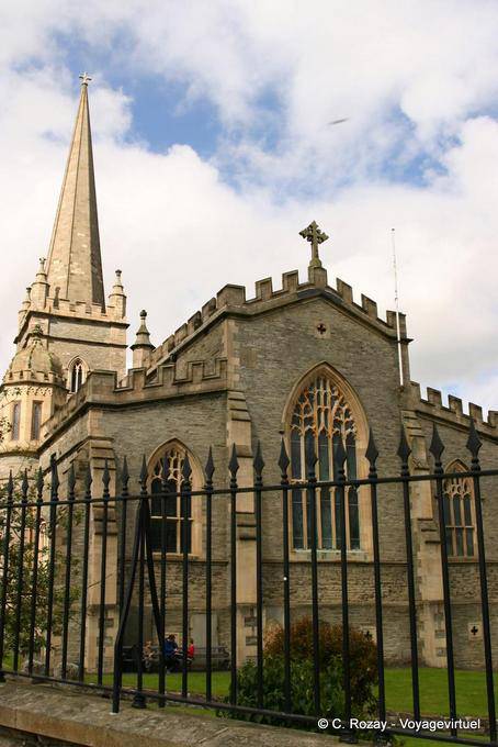 Rückansicht der anglikanischen Kathedrale Sainte Colombe, Derry - Nord-Irland