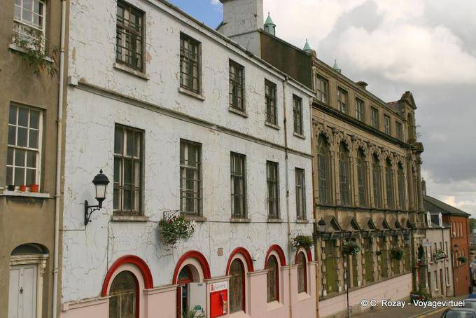 Fassaden von Gebäuden in einer Straße, Derry - Nord-Irland