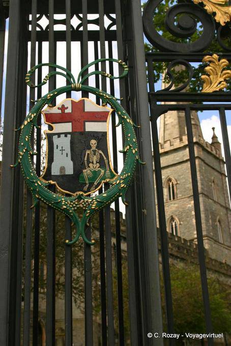 Skeleton Wappen in der Startaufstellung der St Columb-Kathedrale, Derry - Nord-Irland