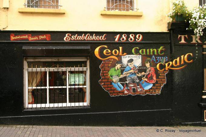 Wandmalereien an der Fassade eines Irish Pub, Derry - Nord-Irland