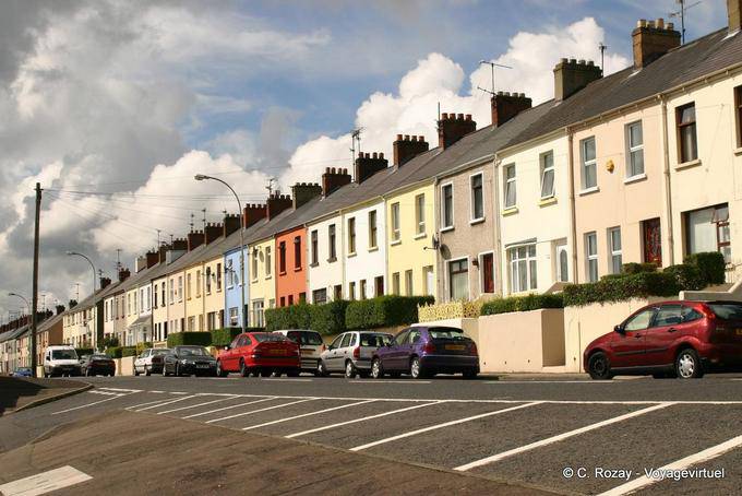 Harmonie der Farben für alle ähnlichen Fassaden, ein wenig Freude ... Derry - Nord-Irland