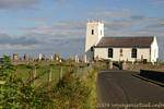 Kirchturm in lustig Ballinton Harbour, Antrim Coast, Nord-Irland.