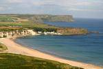 Blick auf das Dorf von Port Braddan, White Bay, Antrim Coast, Nord-Irland.