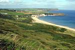 Klippen und Wiesen, White Bay, Antrim Coast, Nord-Irland.