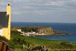 Eingebettet zwischen den Klippen Hafen Braddan, Antrim Coast, Nord-Irland.
