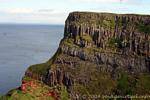 Eine andere Ansicht der Basaltlava Stapel auf dem Antrim Plateau, Giants Causeway, Nord-Irland.